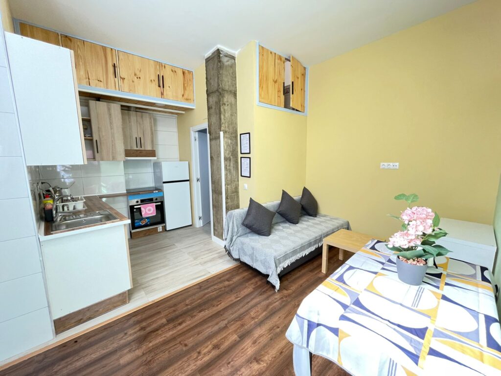 salón pared amarilla