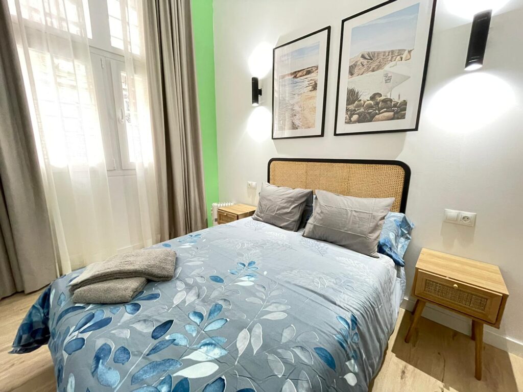 cama con toallas y mesillas