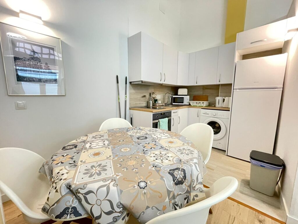 cocina con mesa comedor