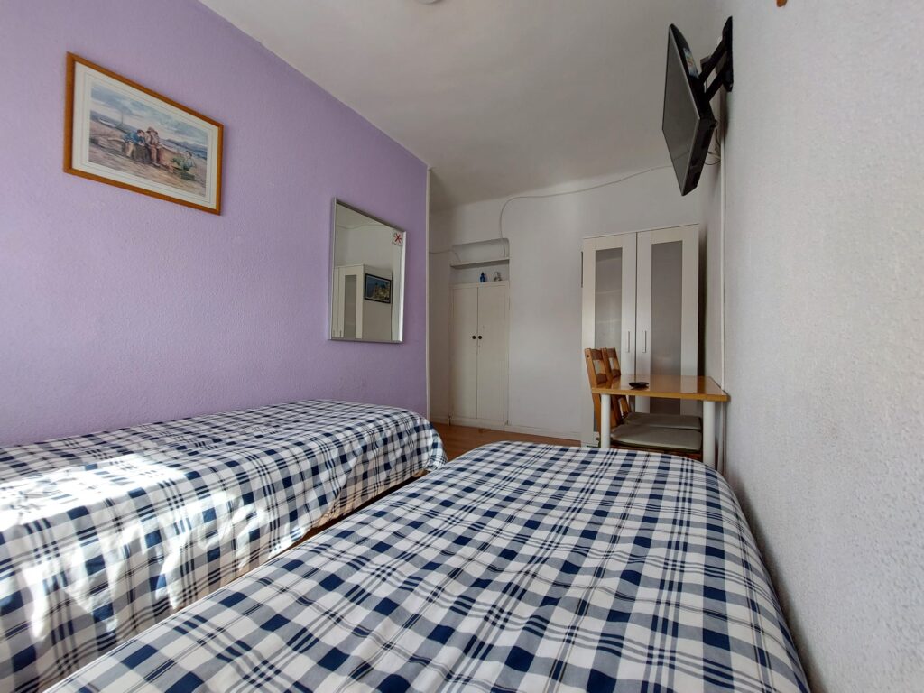 Habitacion morada (1)