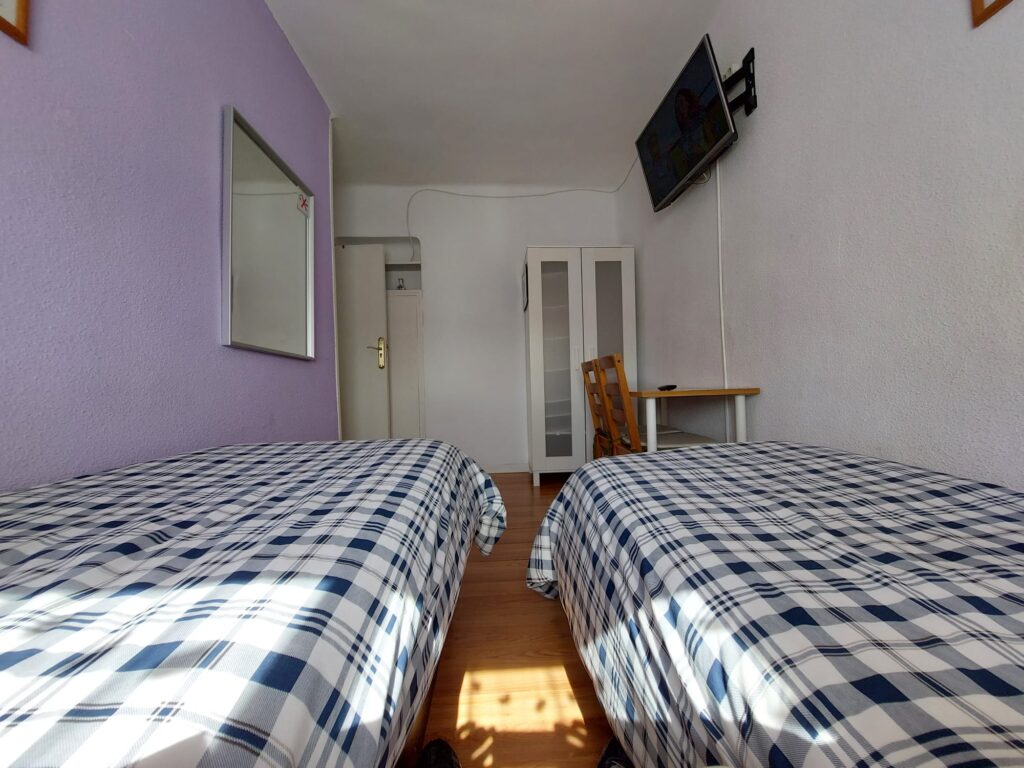 Habitacion morada (2)